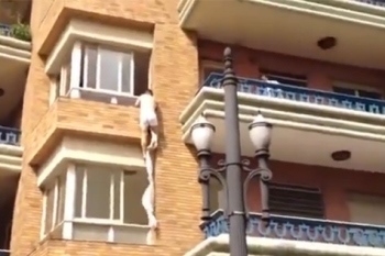 Alegado amante foge pela janela (vídeo)