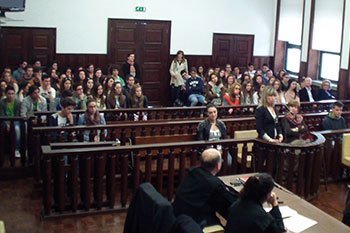 Alunos simularam julgamento sobre tráfico de droga (vídeo)